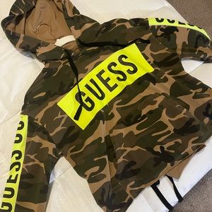 GUESS 2 Piece Jogger Set. Pants: Small Hoodie: Xtra Small.